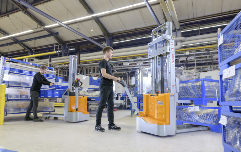 A Guide to the Types of Pallet Stackers
