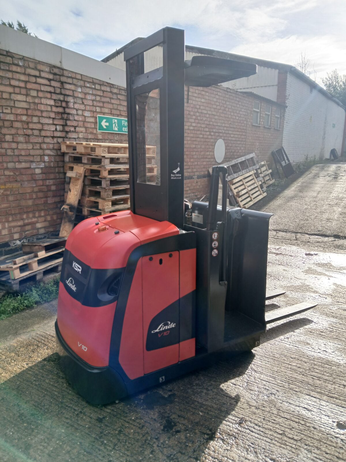 Used LINDE V10 Order Pickers & VNA Equipment
