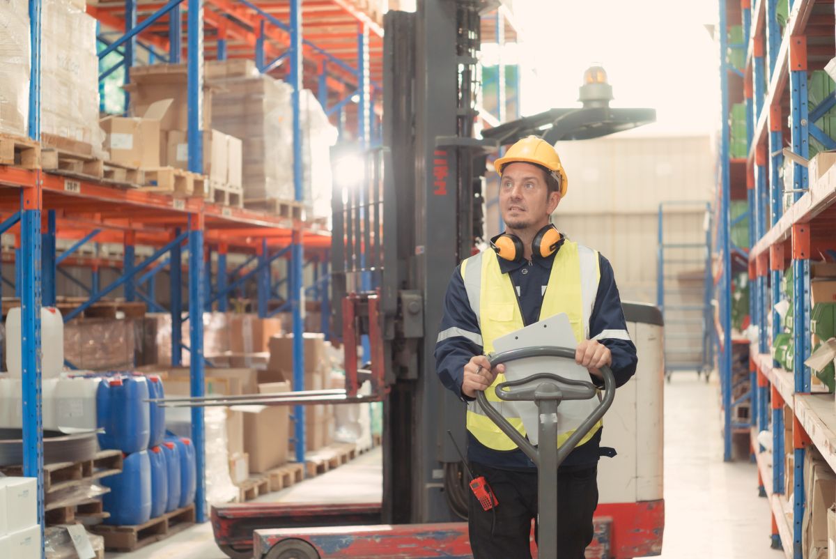 Reach Truck vs Forklift: What’s the Difference?