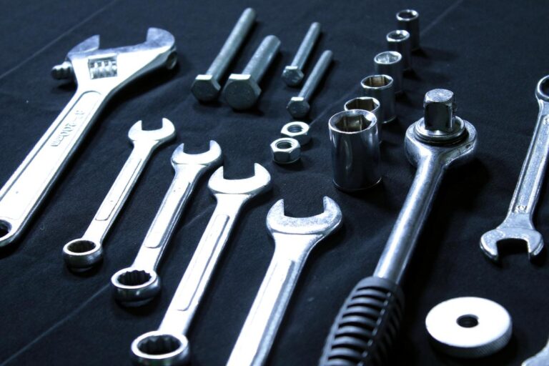 In-house vs Outsourced Forklift Service: Which Is Better?