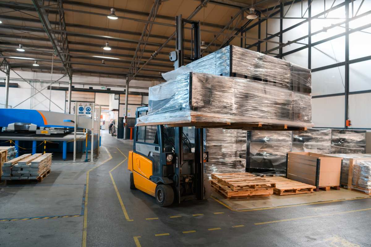 How Forklifts Improve Warehouse Efficiency and Productivity