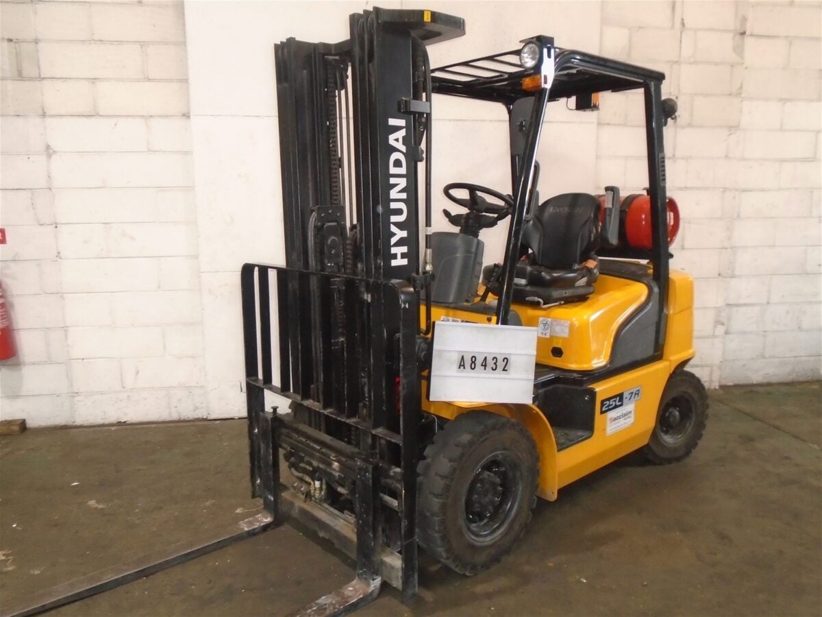 Used HYUNDAI 25L-7A LP Gas Forklift