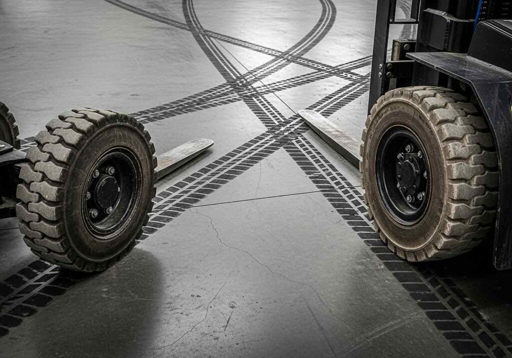 Cushion tyres compared with pneumatic tyres for forklift trucks