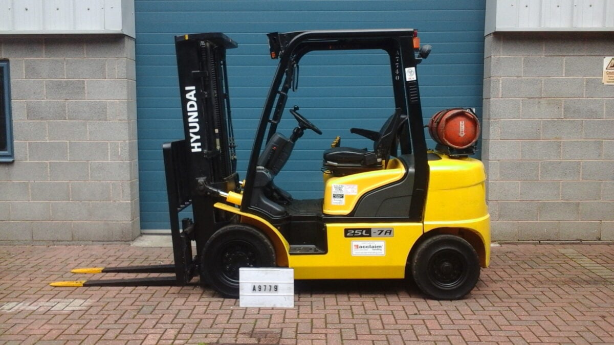 Used HYUNDAI 25L-7A LP Gas Forklift