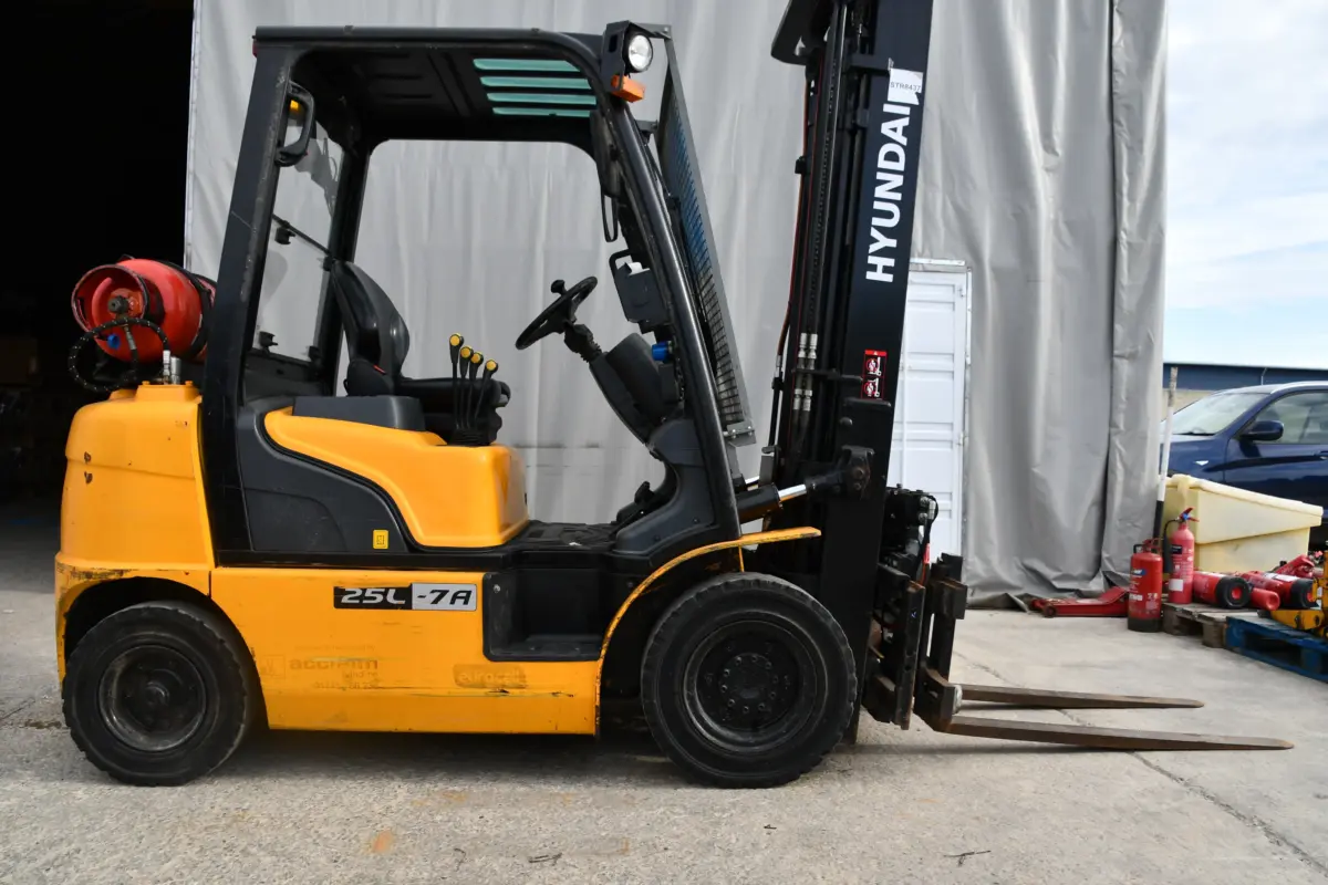 Used HYUNDAI 25L-7A LP Gas Forklift