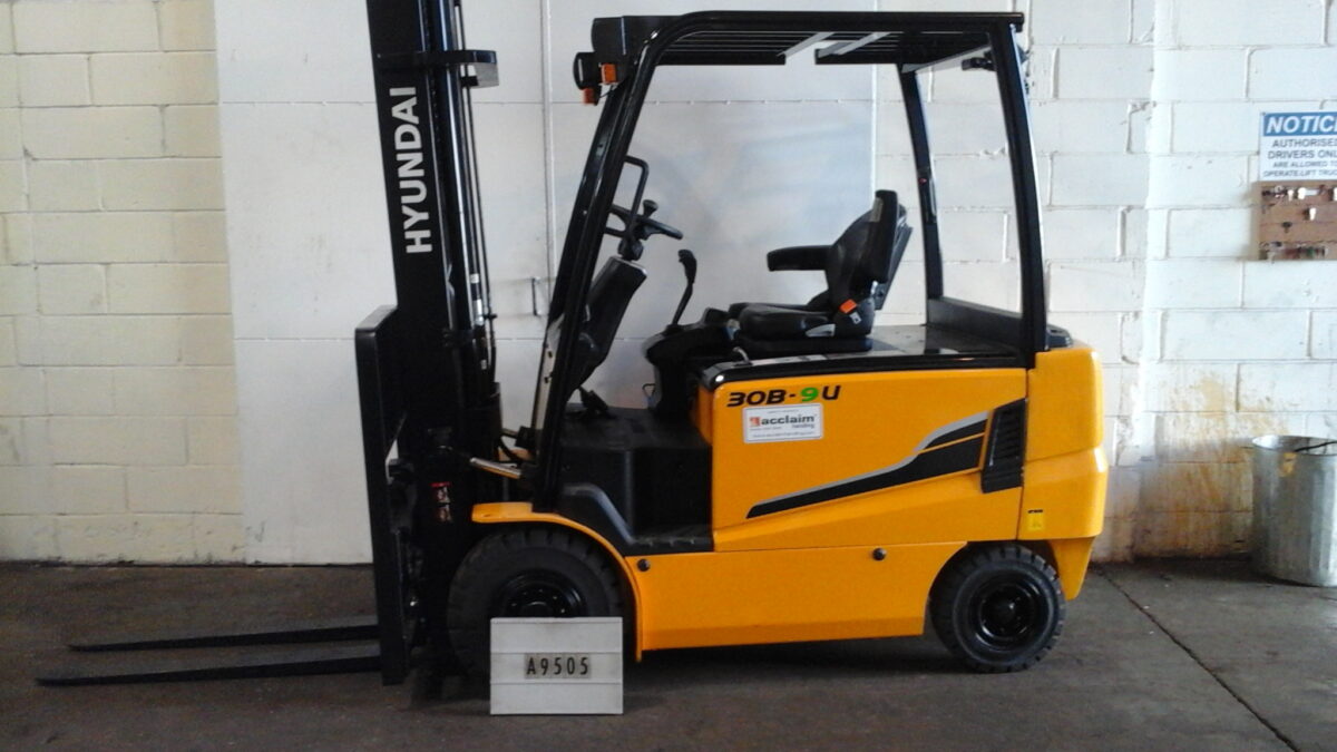 Used HYUNDAI 30B-9U Electric Forklift